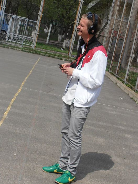 )Знаком