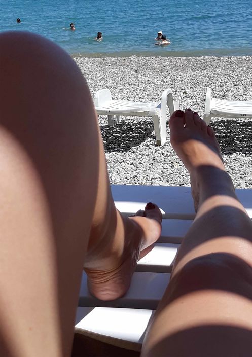 ножки на пляже