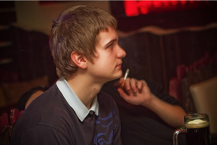 молод