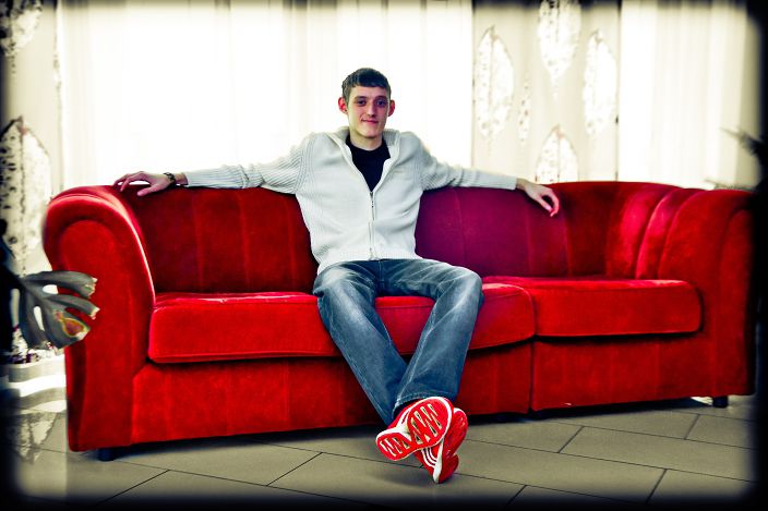 я,на красном диване в красных кедах Adidas