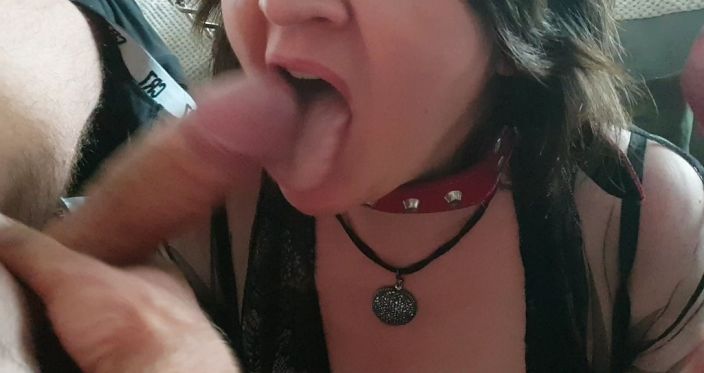 Married woman sucking my dick