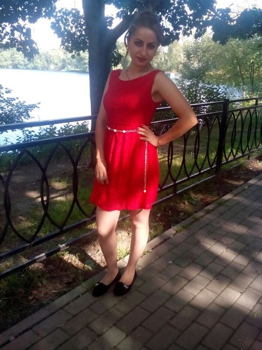 В красном