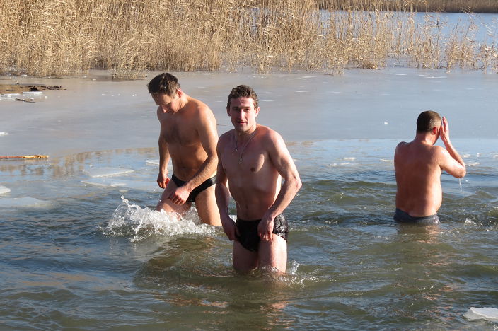 люблю купаться зимой)))
