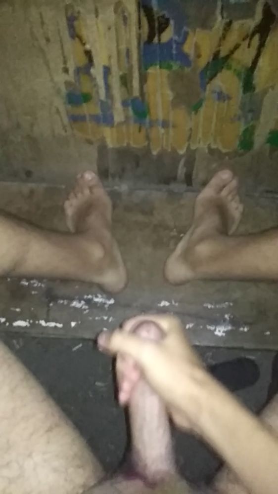 Ночью, голышом на улице, дрочу