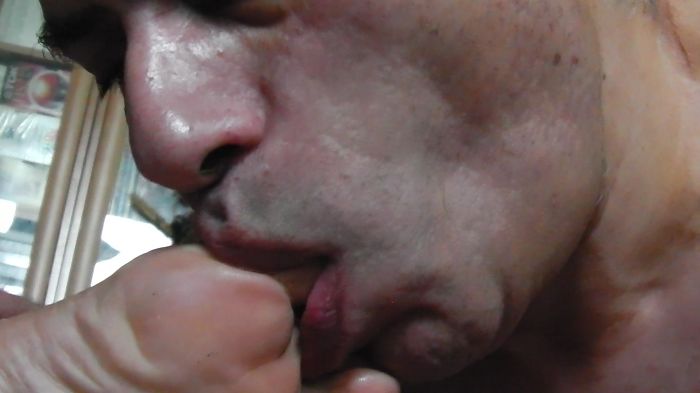 облизываю ёбарю босые ноги