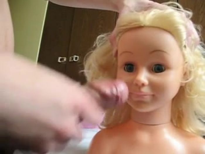 Дрочит на куклу