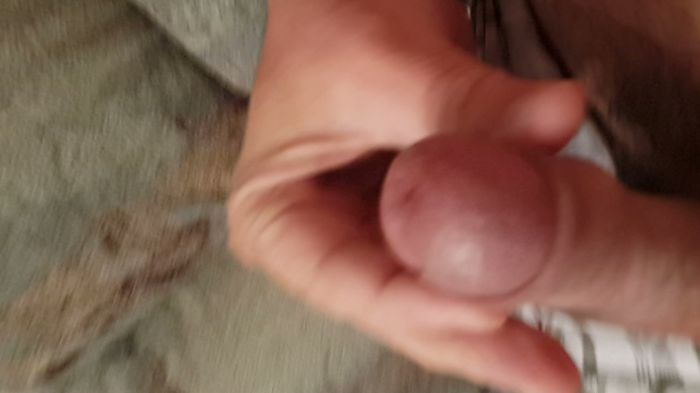 на диване сам