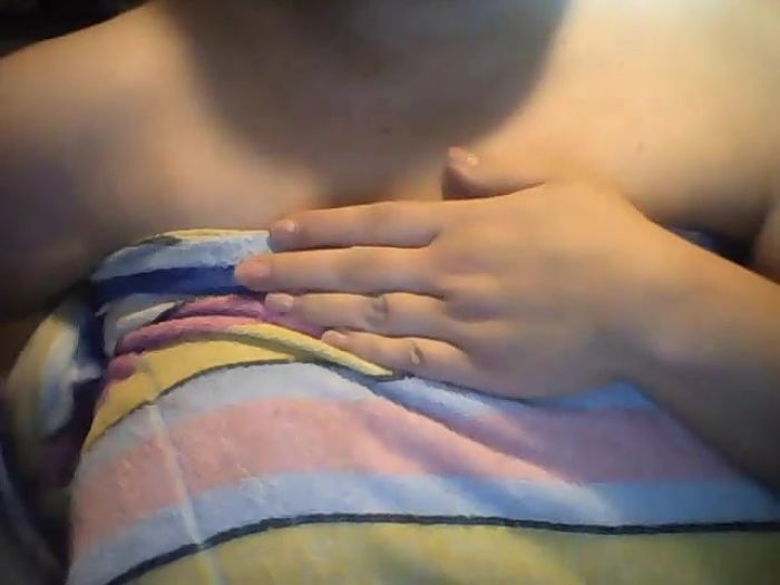 Показала грудь