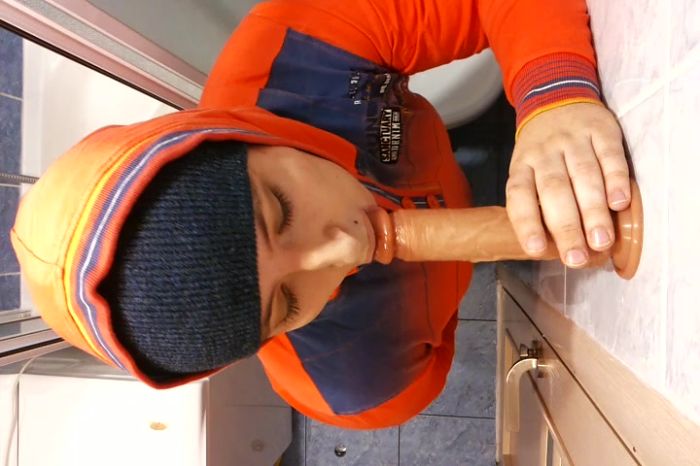 Мальчик учится сосать