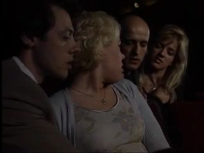 Групповушка в кинозале