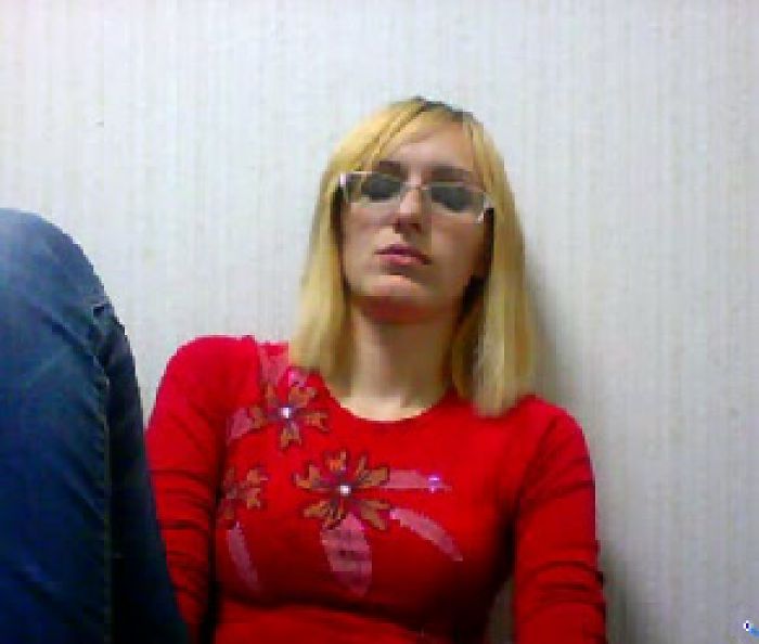 ДЕВОЧКУ ПЛЮЩИТ