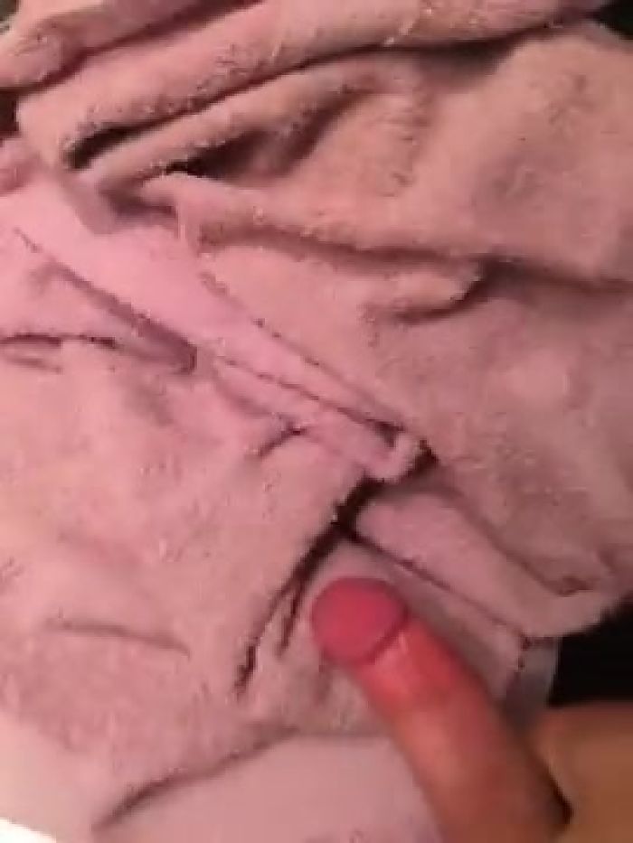 Дрочу полотенцем. Кончаю на полотенце