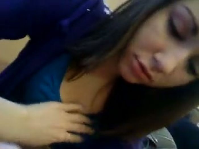 Студентки не скучают на паре