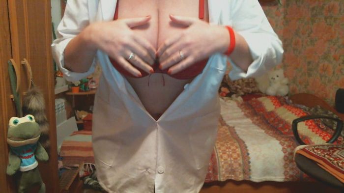 Медсестричка принимает на прием процедуры  вирт секса