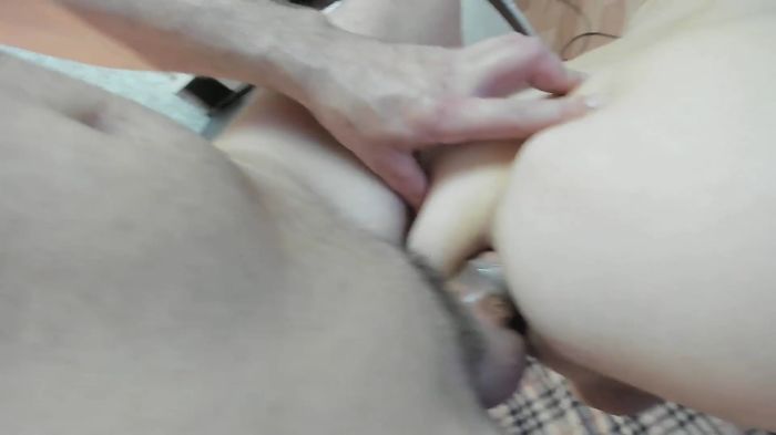 клиент кончает в попу