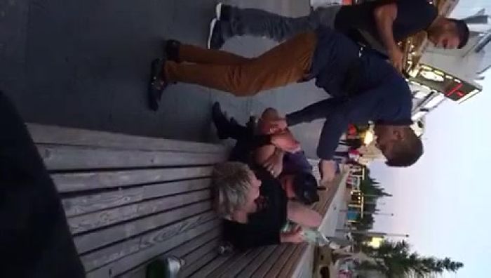 Иностранец лижет русскую пизду на лавке