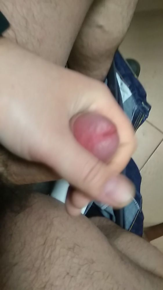 Дрочу в туалете на работе