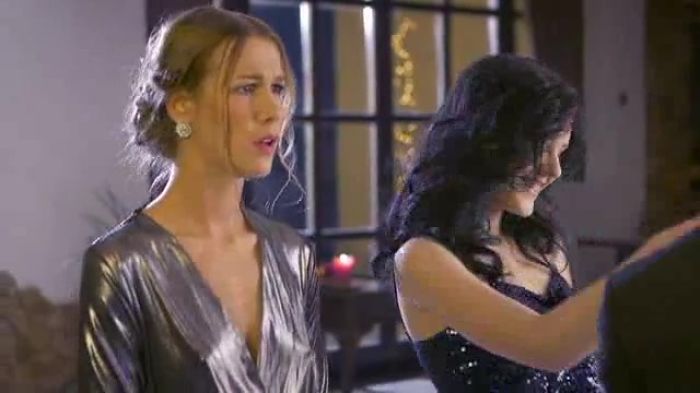 ПОДРУШКИ  ДЕЛЯТ..