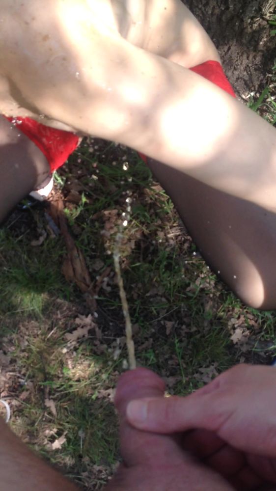 нассал в рот...