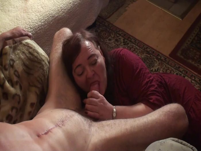 Шлюха Роза отсасывает сперму молодому парню